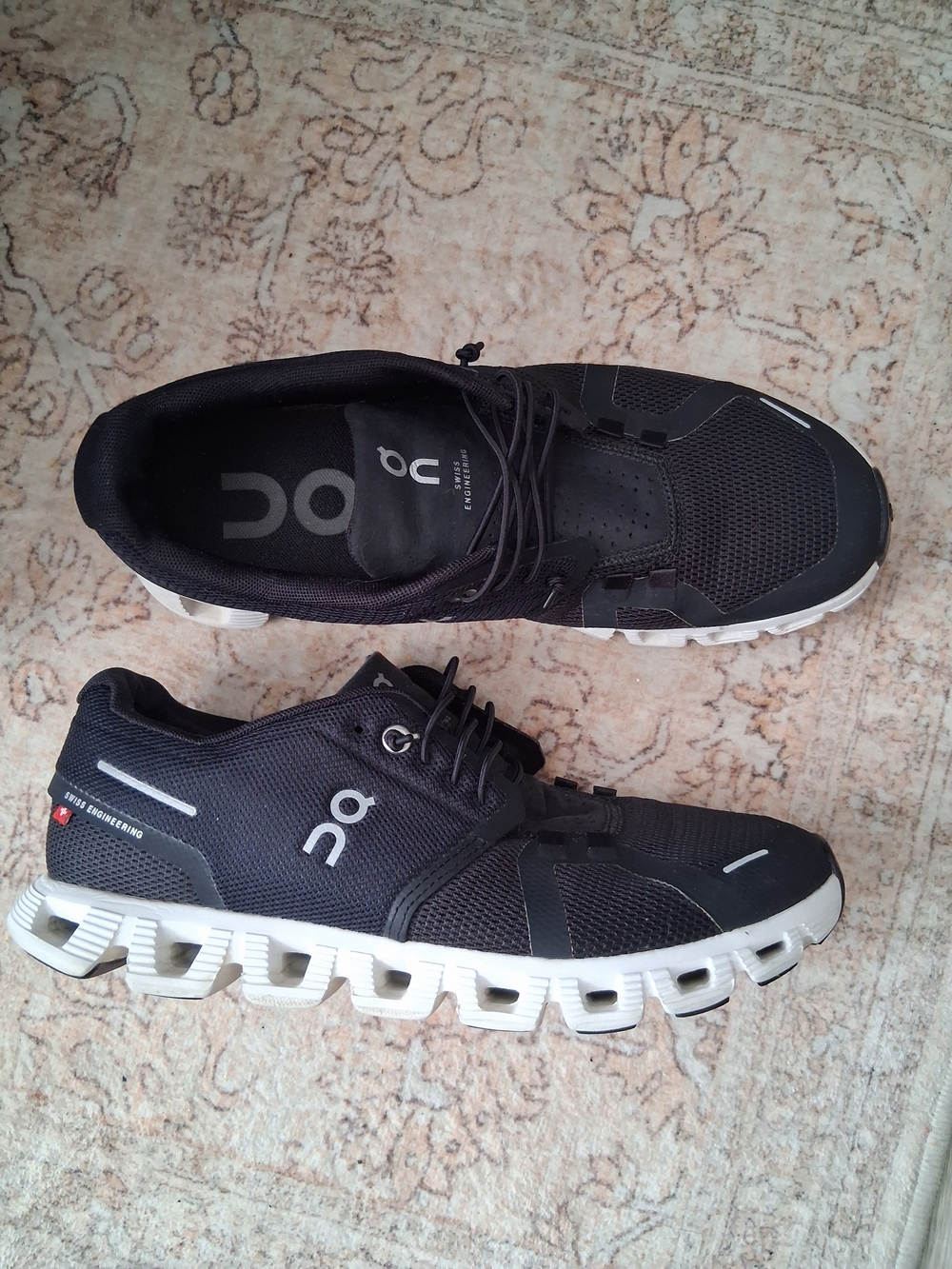 On Cloud 6 Black Athletic Shoe with White Sole  Womens Sz 8 - Picture 3 of 12